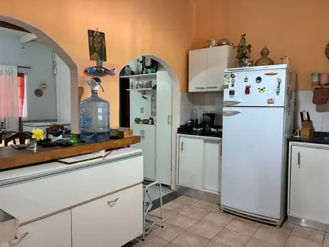 VENTA CASA DOS DORMITORIOS CON PATIO Y PISCINA