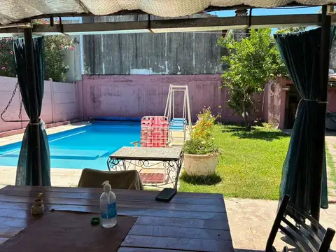 VENTA CASA DOS DORMITORIOS CON PATIO Y PISCINA