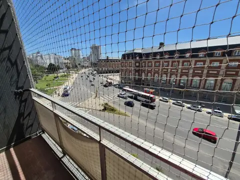 Departamento de 2 ambientes con balcón a la calle, vista panorámica y cochera.