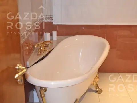 Impecable propiedad  de amplios ambientes a la venta en Club de Campo El Lauquen!