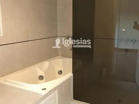 Muy bonita casa en barrio El Lauquen desarrollada en dos plantas