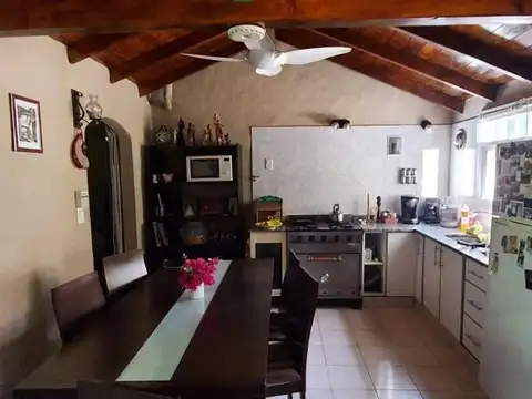 Casa 5 ambientes con 2 baños