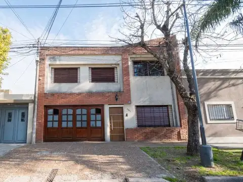 CASA EXCLUSIVA CON PILETA EN 7 JEFES