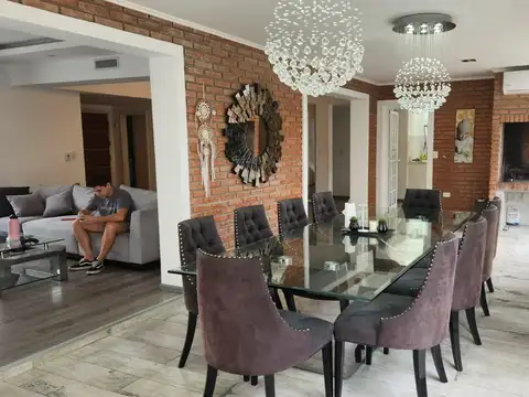 Casa en Venta con 5 cocheras