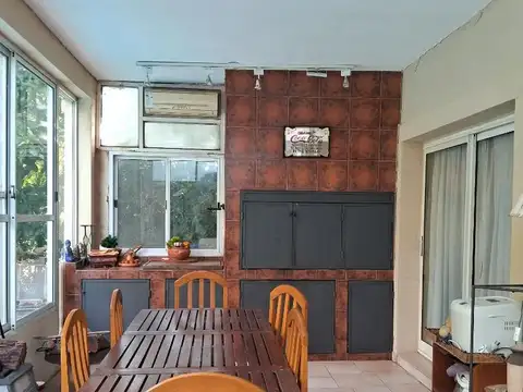 Casa de 7 ambientes en dos plantas, con piscina sobre lote c