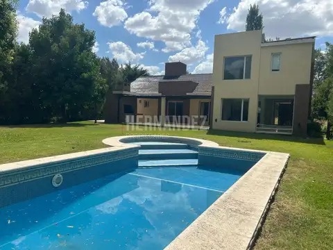 CHALET 5 AMBIENTES, PARQUE, PISCINA, GALERIA Y PARRILA