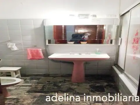 Chalet excelente estado 4 dormitorios 2 baños parque 10 x 20 m Cochera 2 autos