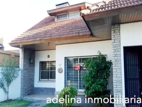 Chalet excelente estado 4 dormitorios 2 baños parque 10 x 20 m Cochera 2 autos