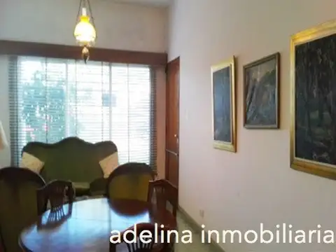 Chalet excelente estado 4 dormitorios 2 baños parque 10 x 20 m Cochera 2 autos