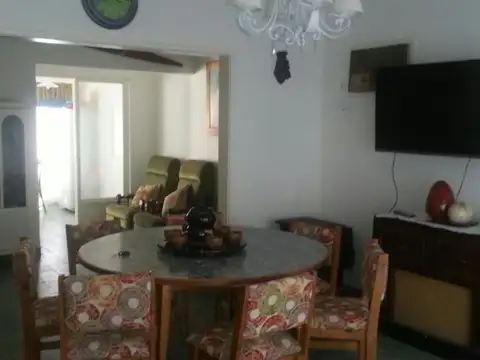 Casa 6 ambientes con 2 baños