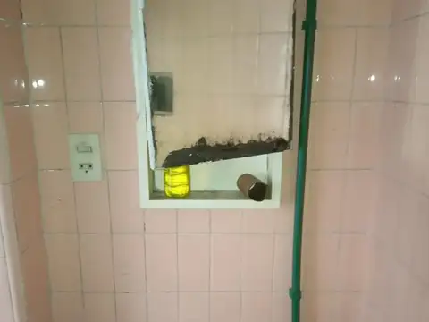 Local - Buenos Aires 2400 - Frente Vidriado 16 m2