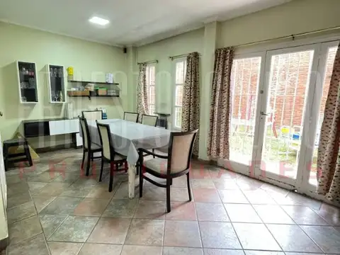 VENTA Casa 5 Amb. C/ Patio, Cochera y Terraza. Quilmes Centro