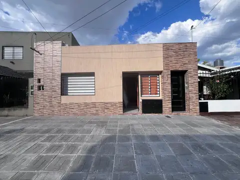 Departamento tipo casa en alquiler en Lanus Oeste