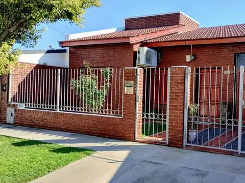 VENTA CASA 4 AMBIENTES QUINCHO Y GARAJE EN ZARATE