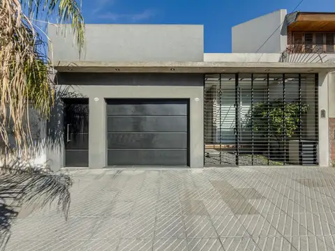 CASA C/ COCHERA TERRAZA.  1° CALIDAD CONSTRUCTIVA