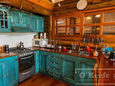 CASA QUINTA EN VENTA EN ABASTO, ESTILO CABAÑA CON HERMOSA PISCINA  