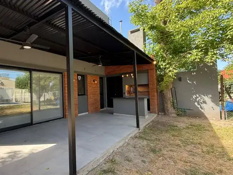 Casa 4 ambientes con 2 baños