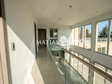 Casa en Venta con 4 cocheras