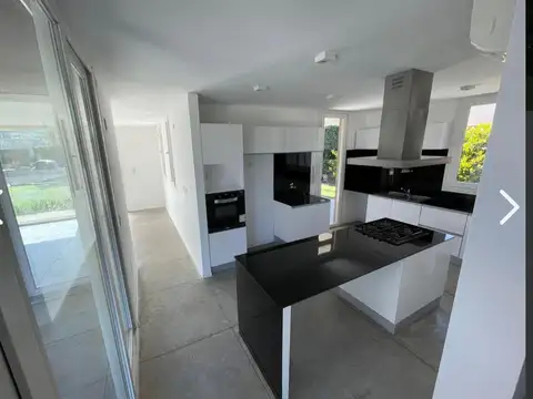 Casa en Alquiler en Funes, USD 2.200