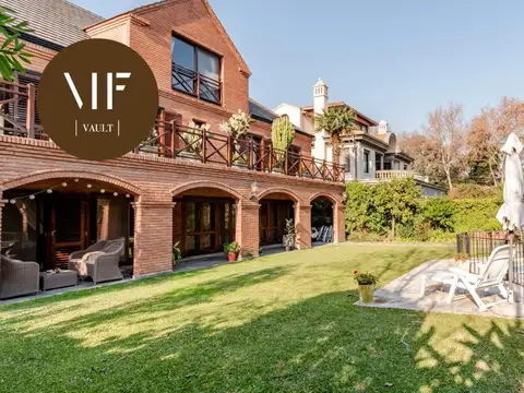 Importante casa sobre 810m2 de terreno en venta en Martínez, de Av. Libertador al Río.