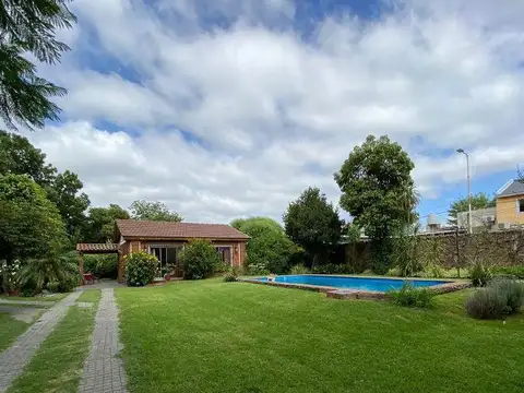 CASA QUINTA A LA VENTA DE 3 AMBIENTES EN ADOLFO SOURDEAUX