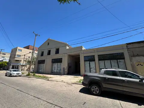 Castelli 150 esq. Becerra