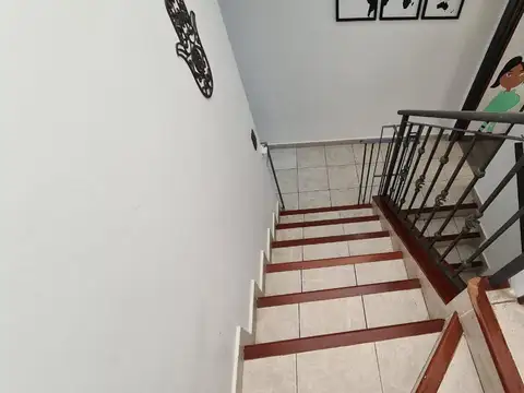 EN VENTA EN MARTIN CORONADO TRIPLEX DE 4 AMBIENTES, 2 BAÑOS CON COCHERA - FICHA 8598