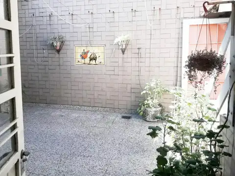 Departamento tipo casa. Gran cocina . patio y  terraza.