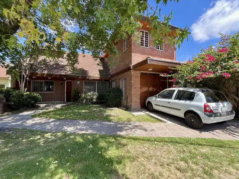 COMODISIMA CASA CON JARDIN Y PISCINA EN MARTINEZ, SAN ISIDRO.