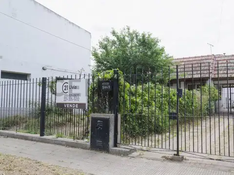 Venta de 2 Casas de 3 AMBIENTES y 2 AMBIENTES, en Tolosa, La Plata (Calle 521 e/5 y 6)..