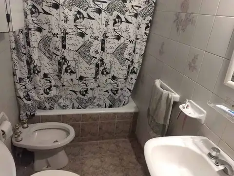 casa 6 amb con patio y depto indep en venta flores