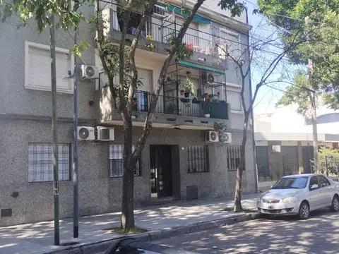 DEPARTAMENTO DE 3 AMBIENTES, EN PLANTA BAJA A LA CALLE   BAJAS EXPENSAS/ RETASADO 