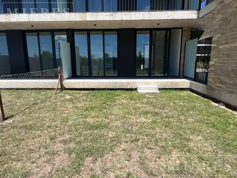 Departamento con jardín  en alquiler dos ambientes en Terrazas de Santa Maria