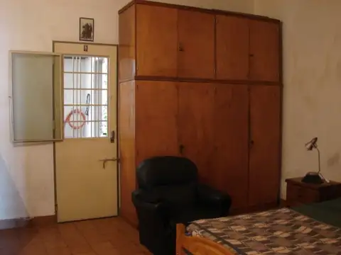 Casa sobre lote propio, ideal para 2 familias, PB: 3 ambientes con patio. PA: 2 ambientes c/ terraza
