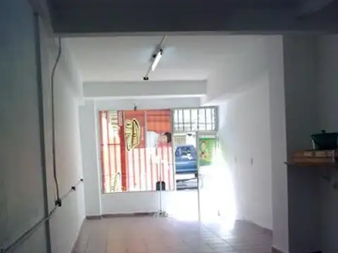 Local comercial sobre calle Camargo, con renta 