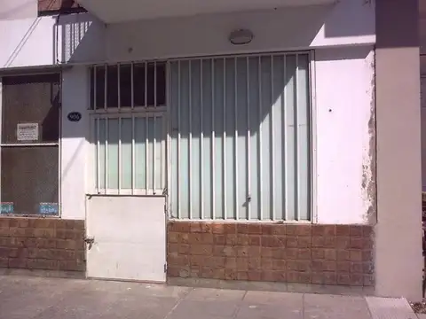 Local comercial sobre calle Camargo, con renta 