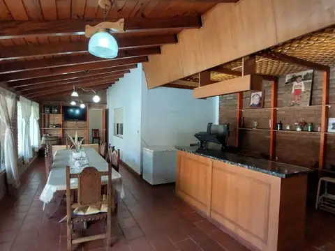 Casa 7 ambientes con 2 baños