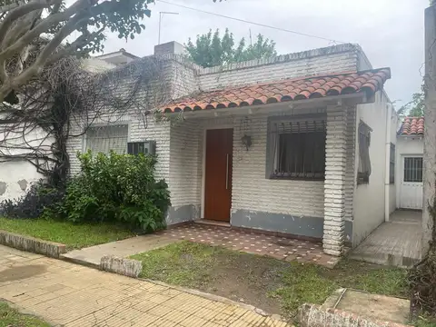 Casa 4 ambientes con patio en venta - Quilmes residencial
