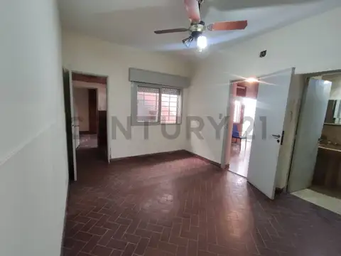 Casa al frente con cochera - 3 dormitorios - Echesortu