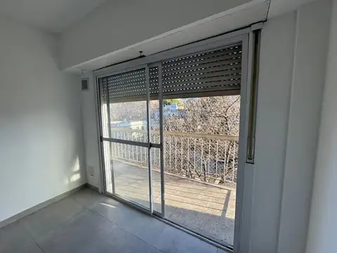Excelente departamento de 2 ambientes con balcón, al frente.