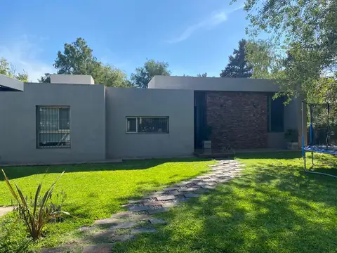 Casa 6 ambientes con 2 baños