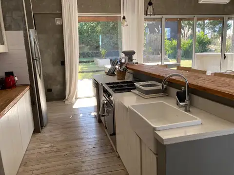 Casa 6 ambientes con 4 baños