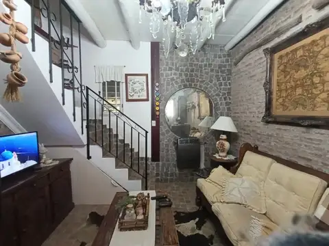 CASA VENTA 5 AMBIENTES CON COCHERA MERLO