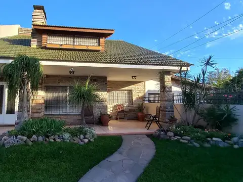 Casa 8 ambientes con 3 baños