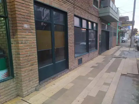 Dos locales. Esquina San Martín y Av.Rocamora.