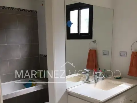 Casa en Alquiler con 1 cochera