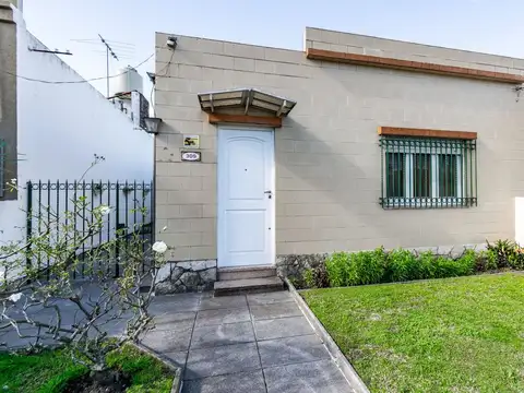 VENTA CASA TIGRE 4 AMBIENTES CON JARDIN Y QUINCHO