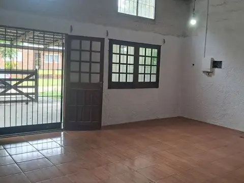 Casa en Alquiler con 2 cocheras