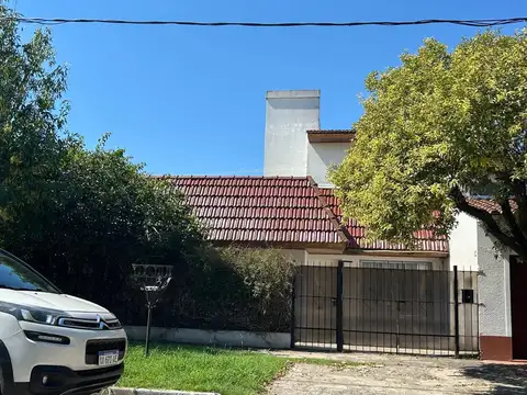 Casa de 4 Ambientes a metros de Av Alte. Brown,  sobre calle Felipe Perez Nª22