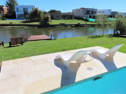 Venta Casa 4 Domitorios a la Laguna en El Cantón